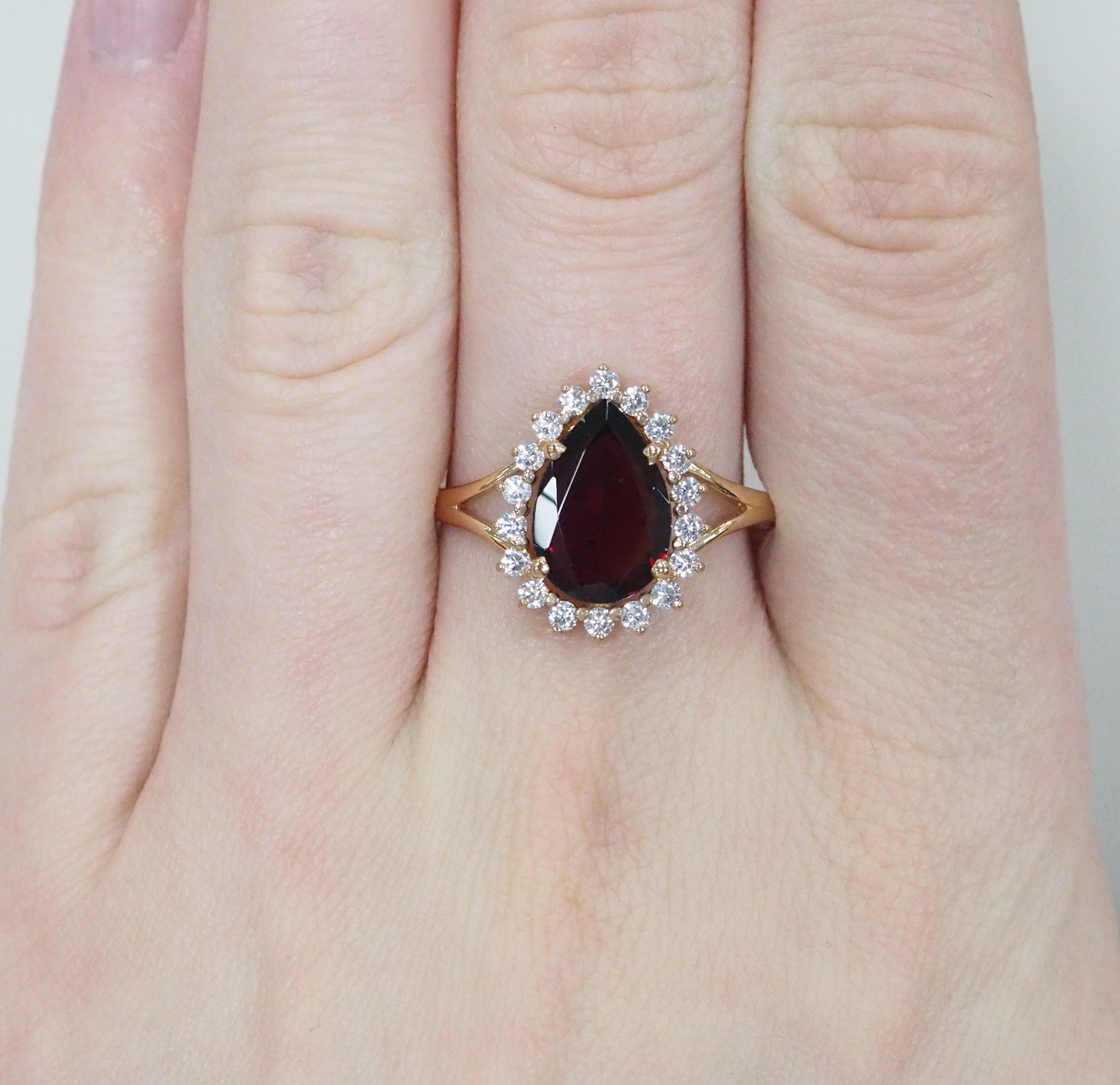 Серебряное кольцо 925 пробы; вставки 1 Ситалл цветом гранат, 18 Фианит бесцв.;